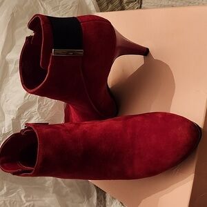 Bandolino seude/patent red boots in box